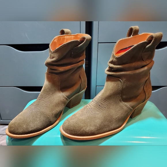 DINGO Jackpot ☆ Women's Casual Boot ☆ OLIVE Leather ☆ Size 8 Womens ☆ EUC - Picture 4 of 13